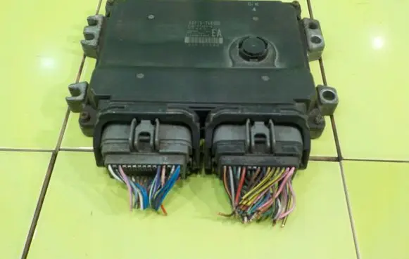 Suzuki Grand Vitara II Engine control unit/module 3391076K00
