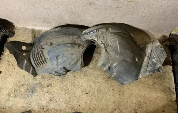 Front wheel arch liner splash guards