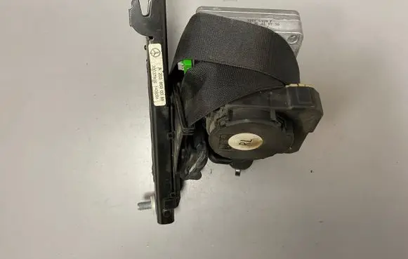 Mercedes-Benz C W203 Front seatbelt 33028136