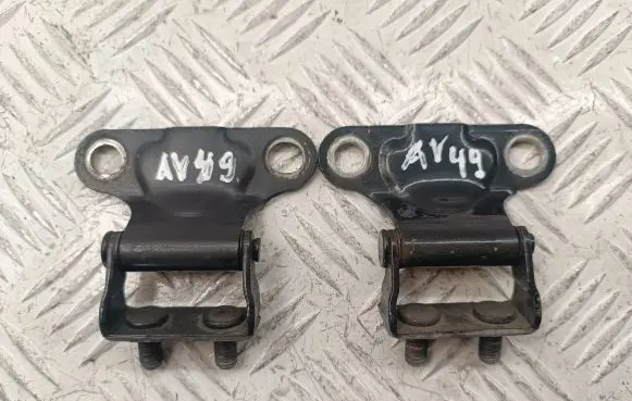 Toyota Avensis T250 Tailgate/trunk/boot hinge 6881005020