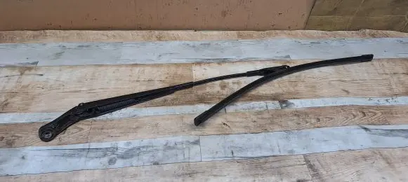 Opel Zafira B Front wiper blade arm 13145564