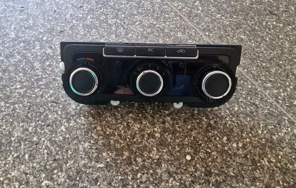 Volkswagen PASSAT B7 Climate control unit