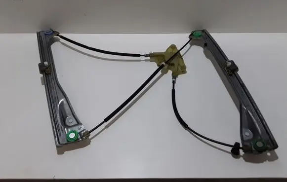Renault Laguna III Front window lifting mechanism without motor 807000002R