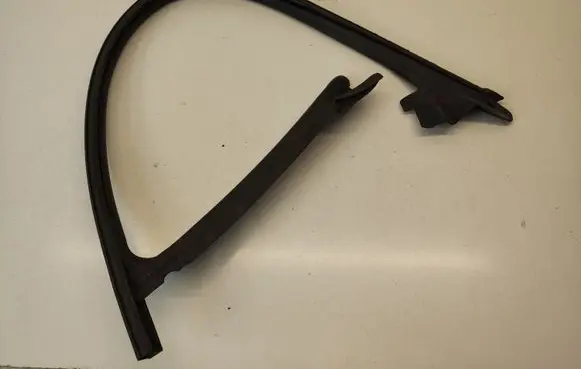 Mercedes-Benz CLS C219 Rubber seal front coupe door window S5252132