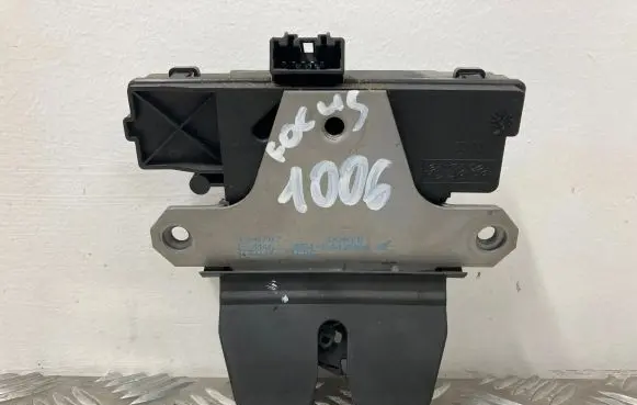 Loading door lock