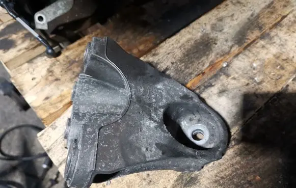 Audi Q7 4L Engine mounting bracket
