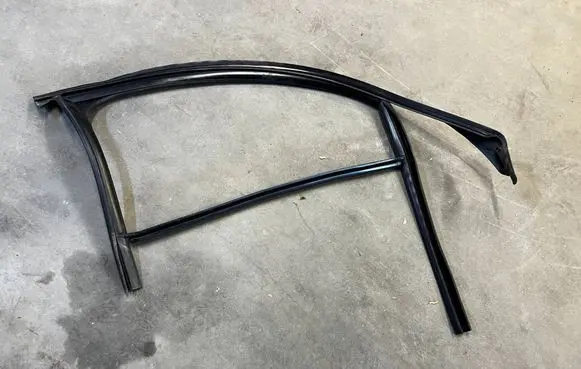 Audi A8 S8 D4 4H Rubber seal front door window/glass 4H0837432