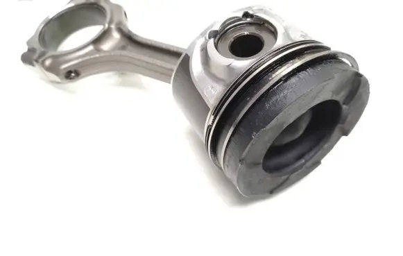 Mitsubishi Outlander Piston with connecting rod