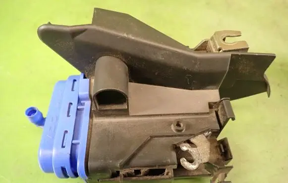 Audi A4 S4 B5 8D Rear door lock 8D1837016A