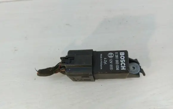 Volkswagen PASSAT B6 Glow plug pre-heat relay 0281003038