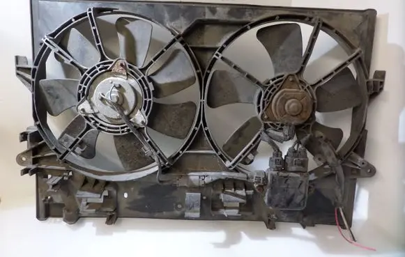 Mazda MPV Radiator cooling fan shroud