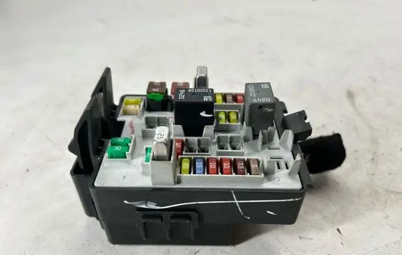 Chevrolet Camaro Fuse module 13676641