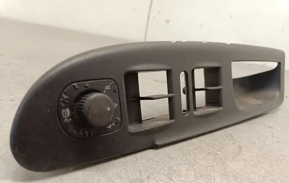 Volkswagen PASSAT B6 Front door window switch trim 3C1867171
