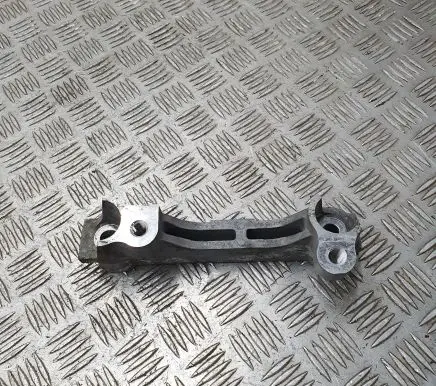 Toyota RAV 4 (XA40) Engine mounting bracket