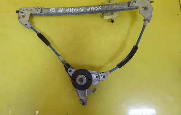 Rear door manual window regulator