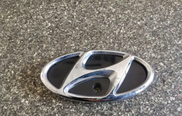 Hyundai Kona I Manufacturer badge logo/emblem 86352K4000
