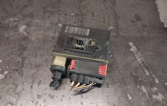 Citroen C4 I Picasso Glow plug pre-heat relay 9652021180