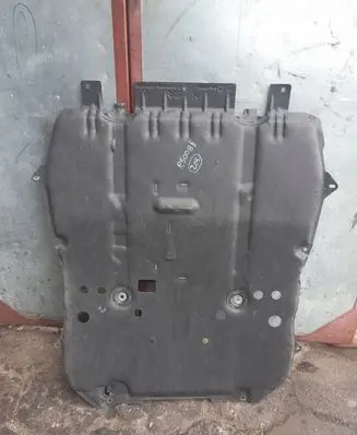 Peugeot 5008 II Engine splash shield/under tray 9818834580