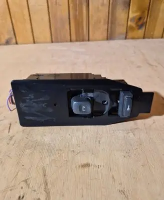 Volvo V70 Electric window control switch 8682950