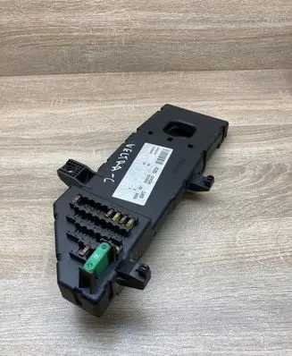 Opel Vectra C Fuse module 24443147 518777024