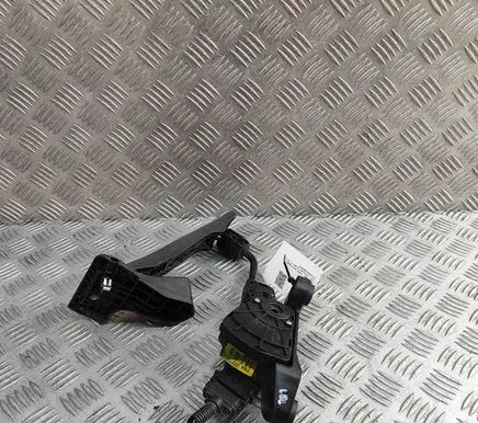 Accelerator throttle pedal