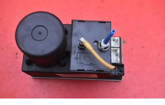 Audi A3 S3 8L Central locking vacuum pump 8D0862257C
