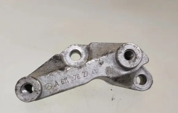 Mercedes-Benz C W204 Engine mounting bracket A6110782741