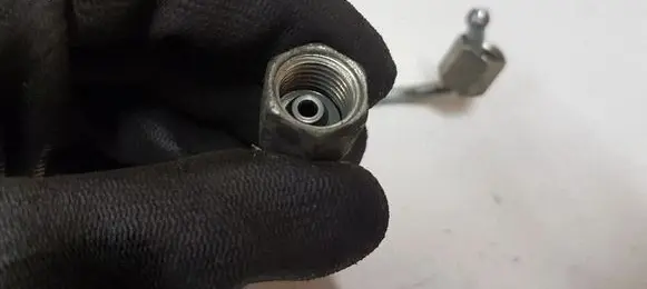 Volkswagen PASSAT CC Fuel injector supply line/pipe