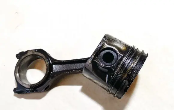 Ford Focus Piston with connecting rod
