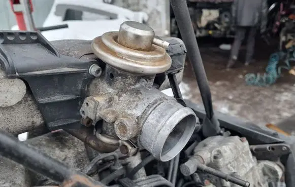 Volkswagen II LT EGR valve 074120637