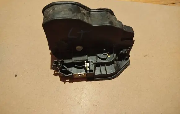 BMW 5 E60 E61 Rear door lock 7154629
