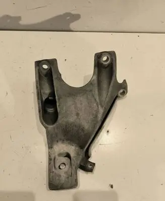 BMW 5 E60 E61 Engine mounting bracket 6770940