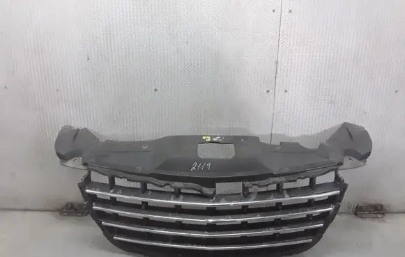 Chrysler Pacifica Front bumper upper radiator grill