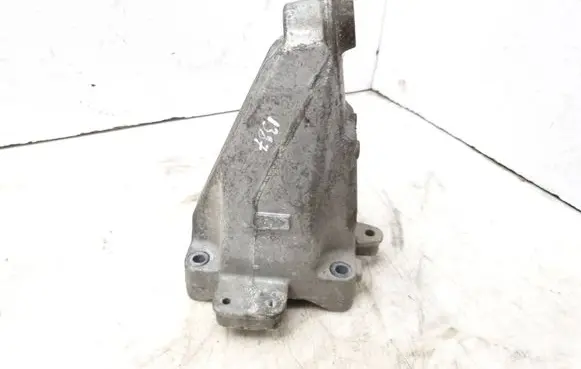 Mercedes-Benz C W205 Engine mounting bracket A2742231004