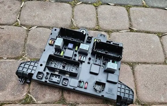 Opel Zafira C Fuse module 13449202