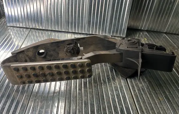 Mercedes-Benz C W203 Accelerator throttle pedal 2113000404