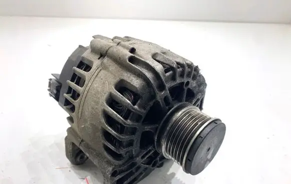 Renault Clio IV Generator/alternator 231001318R