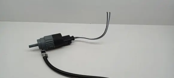 Nissan Qashqai Windscreen/windshield washer pump 493451