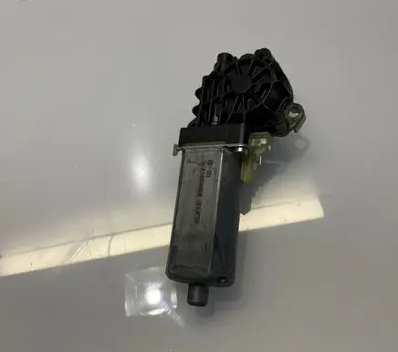 Mercedes-Benz CLS C219 Seat adjustment motor 0390203003