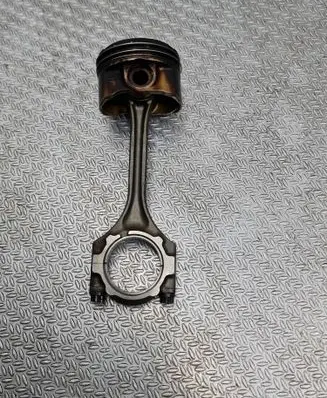Toyota Auris E180 Piston with connecting rod 