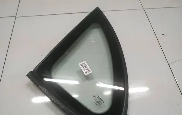 Nissan Almera Tino Rear side window as2