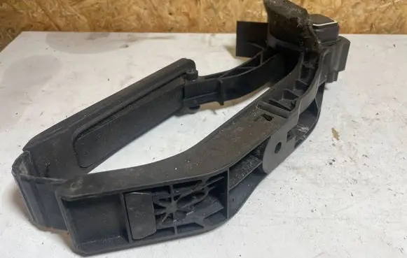 Mercedes-Benz E W211 Accelerator throttle pedal A2113000404