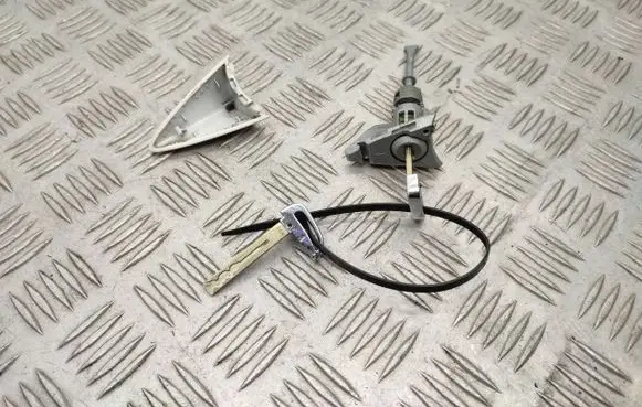 Hyundai i40 Front door lock (next to the handle) 