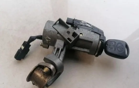 Toyota Corolla E120 E130 Ignition lock 45020024 45020-02-4