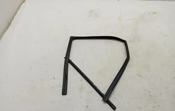 Land Rover Evoque I Rubber seal rear door LR040926