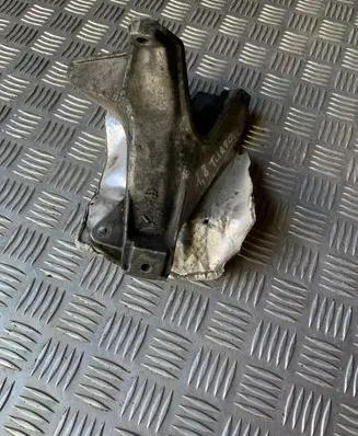 Audi A4 S4 B7 8E 8H Engine mounting bracket 8E0199308D