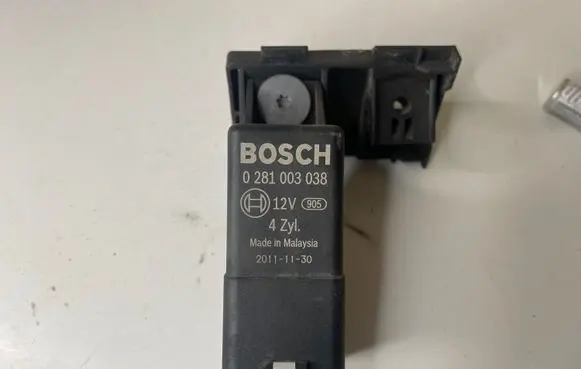 Volkswagen Golf VI Glow plug pre-heat relay 038907281D