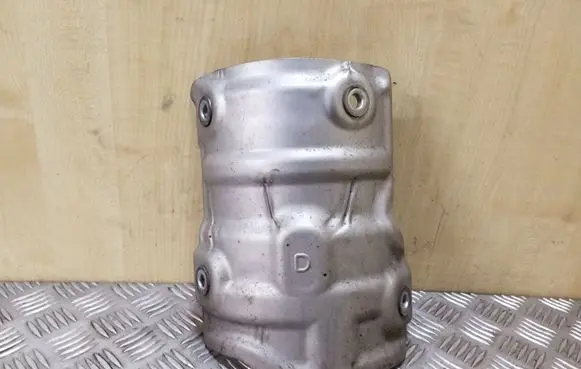 Toyota Avensis T270 Exhaust heat shield