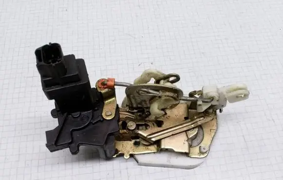 Mitsubishi Space Runner Front door lock 152800