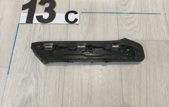 Volkswagen Touran I Front bumper mounting bracket 1T0807049
